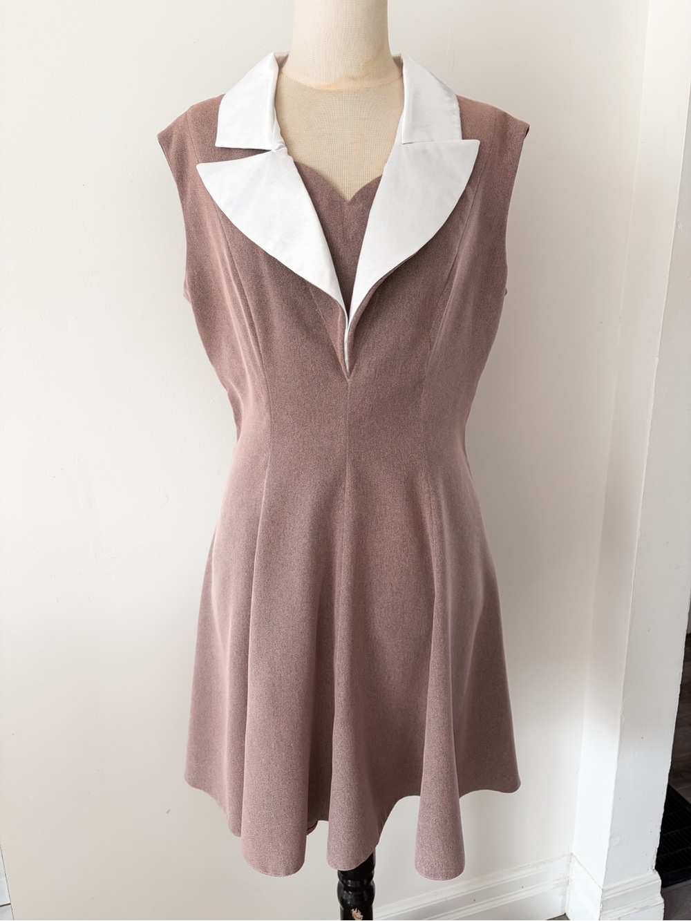 Vintage AGMIR Sleeveless Mauve Dress with White Collar, Size L - Made in Europe